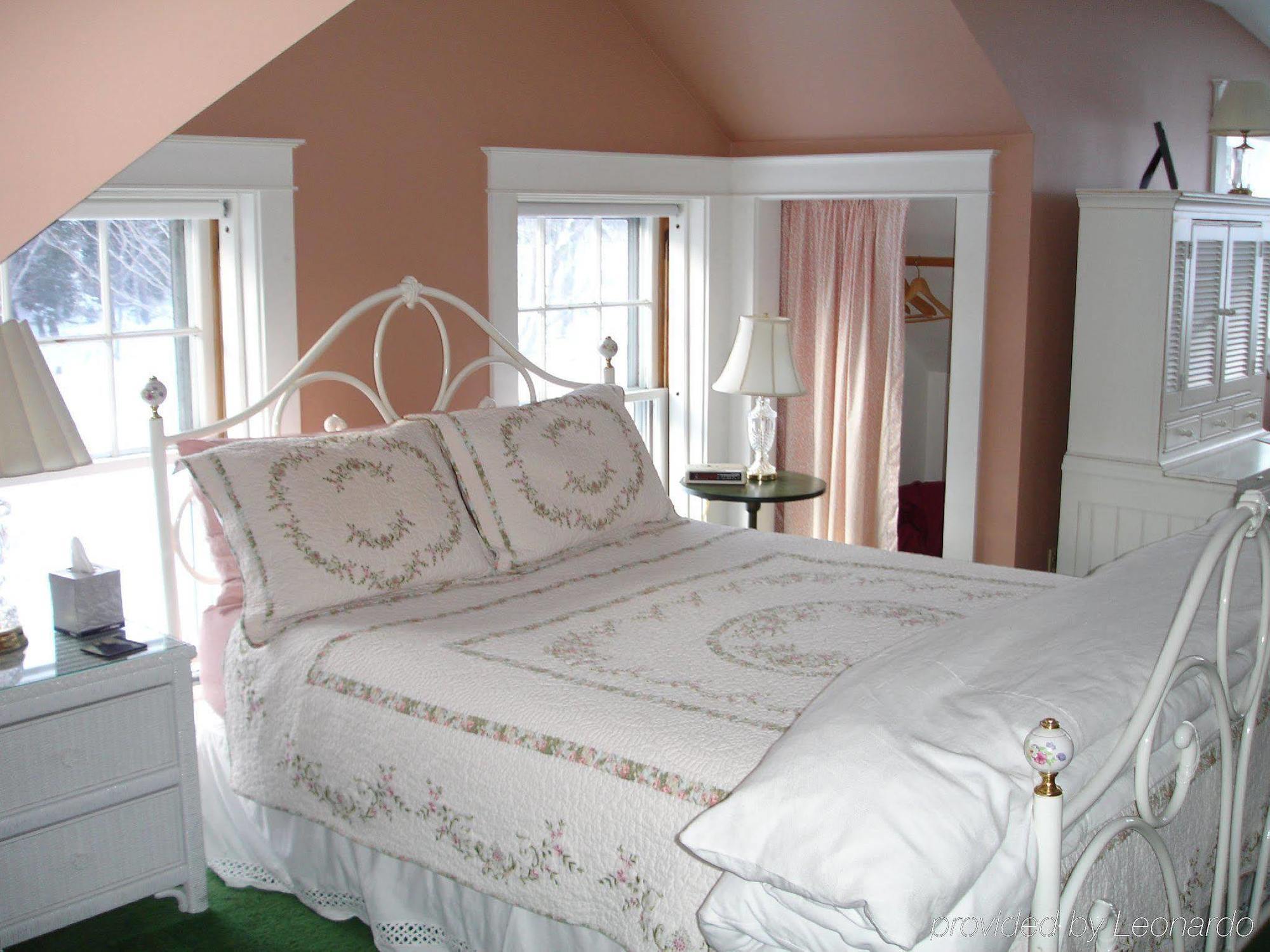 The Trumbull House Bed And Breakfast Hanover Room photo